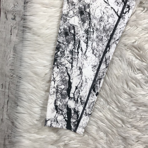 Body Language Revolve Scrunch Marble Crop Leggings - Picture 7 of 12